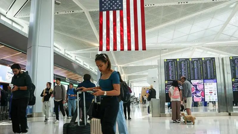 Cómo Trump está limitando las vías de migración legal en medio de su ofensiva contra indocumentados