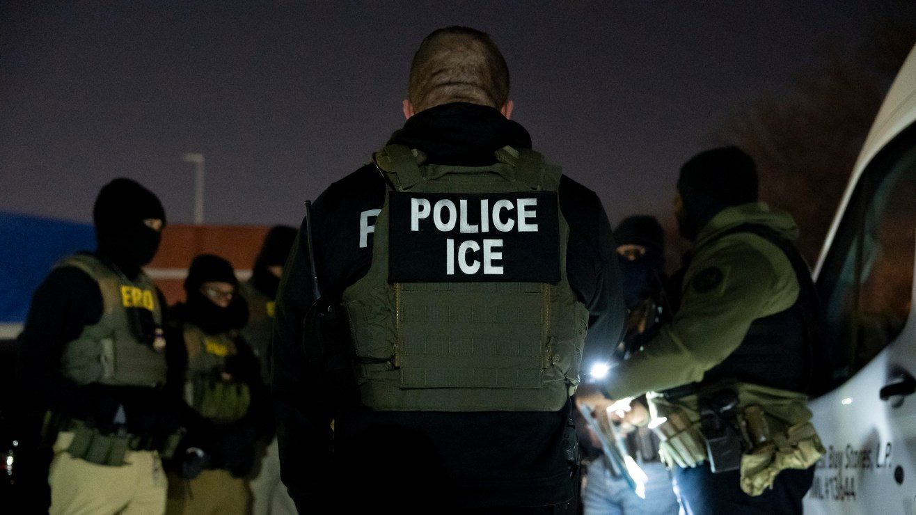 Cineasta latina fue a tramitar su green card en Los Ángeles y terminó arrestada por ICE