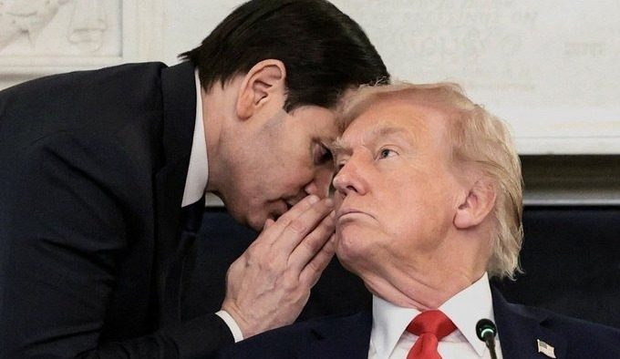 El momento en que Marco Rubio le da a Donald Trump una importante noticia (VIDEO)