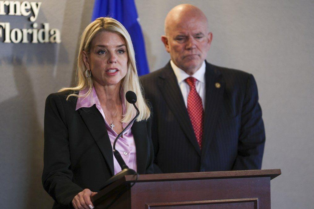 Pam Bondi reveló complot para asesinar al comentarista conservador Benny Johnson