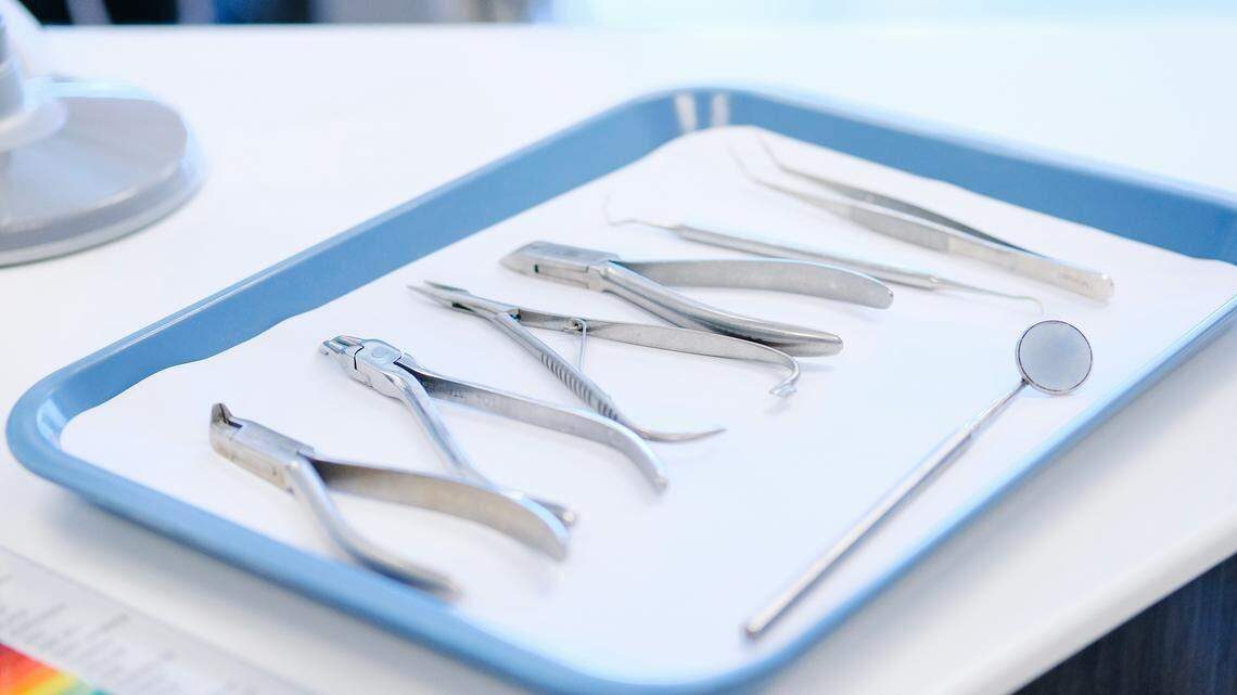 Hermanos dirigían clínica dental falsa en Florida y causaron graves daños a una paciente