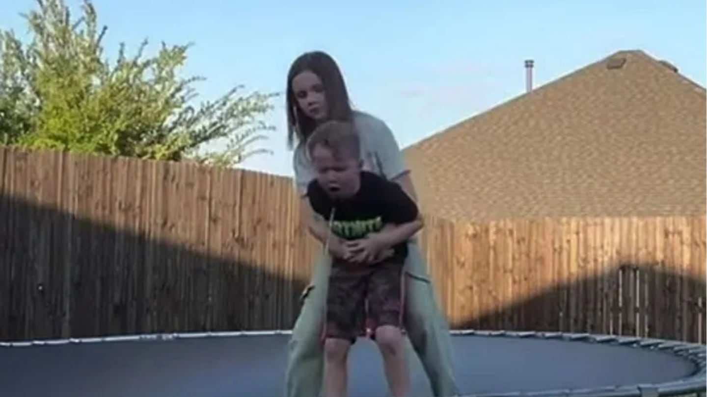 VIDEO: Niña de 10 años le hizo la maniobra de Heimlich a su hermano y lo salvó en Texas