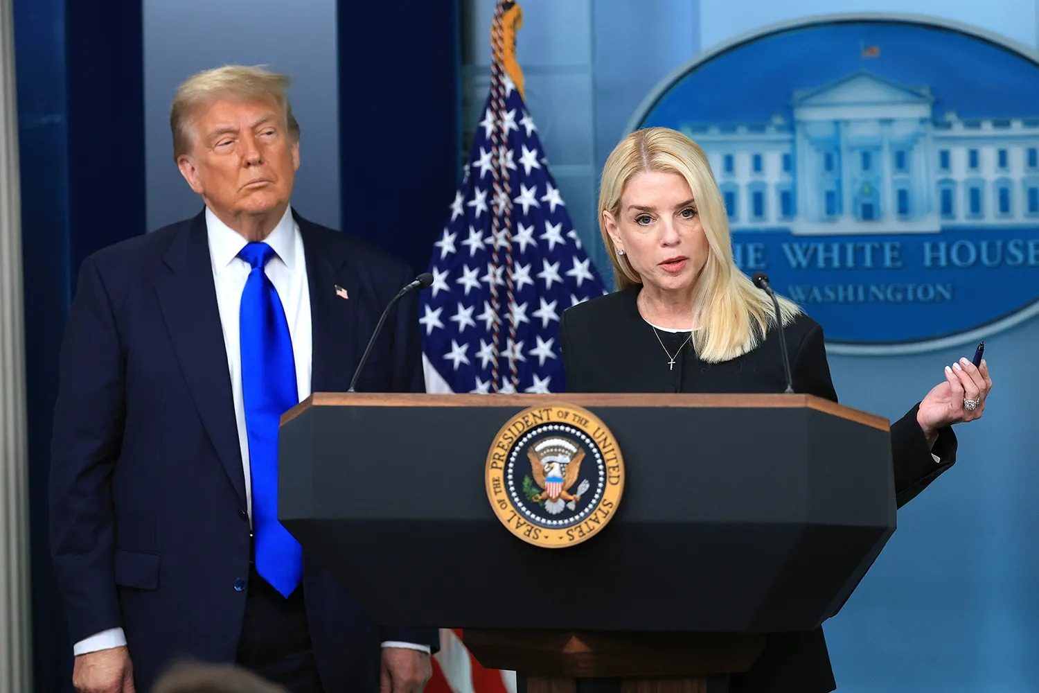 Donald Trump publicó accidentalmente un mensaje privado revelador a Pam Bondi en Truth Social