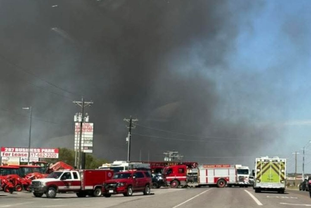 Avión se estrelló cerca de un aeródromo en Texas y dejó a varios vehículos en llamas