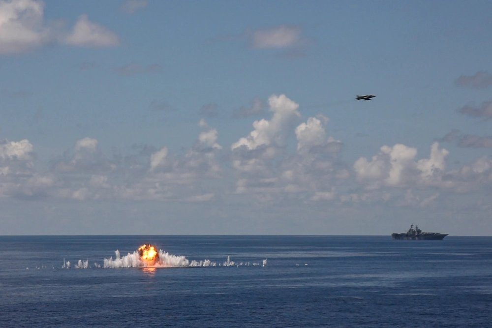 EEUU difundió FOTOS de cazas Harrier realizando bombardeos con fuego real en el Caribe