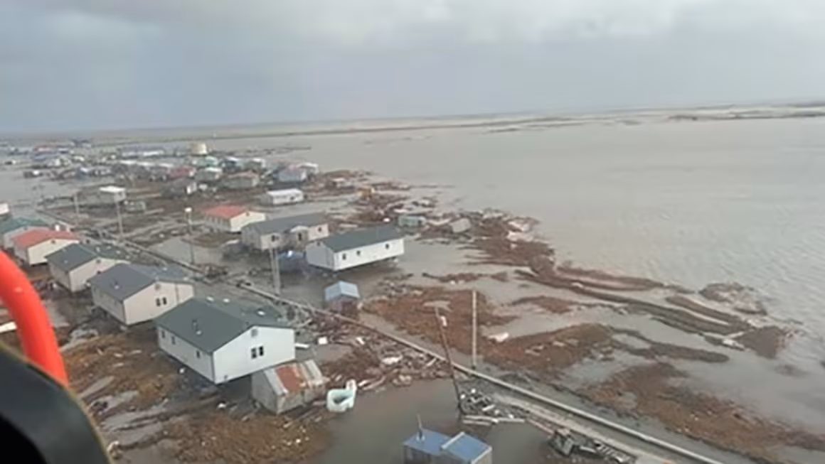 Un muerto y decenas de rescatados tras tormenta que azota a Alaska