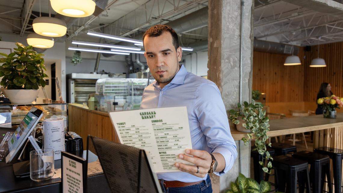 El candidato venezolano-estadounidense que desafía la hegemonía republicana en Florida