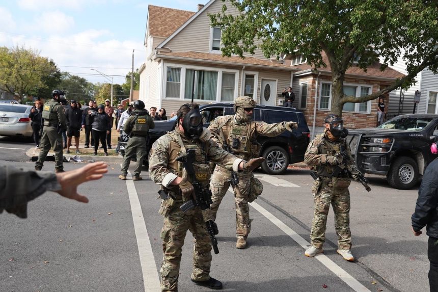 Caos en Chicago: agentes federales lanzan gases lacrimógenos a multitud para disuadir protestas