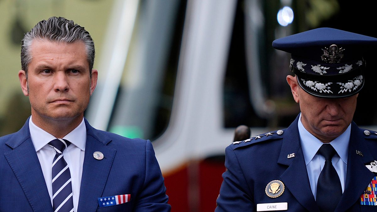Avión donde viajaba Pete Hegseth se vio forzado a aterrizar de emergencia tras reunión de la Otan