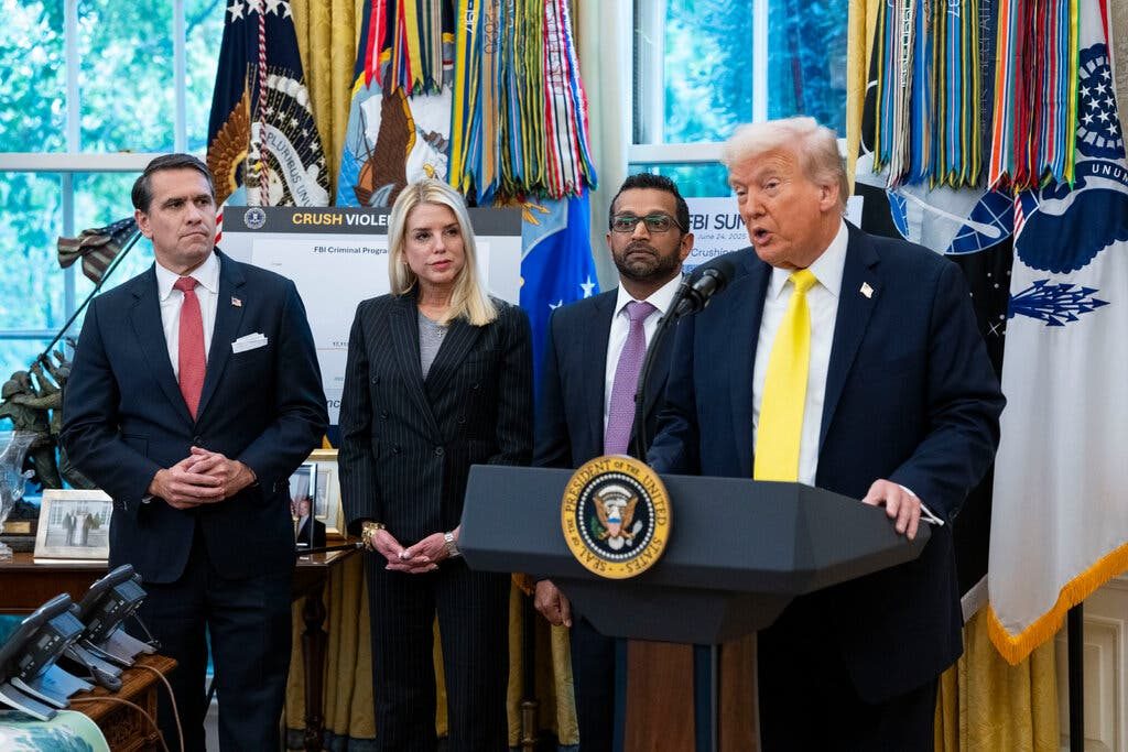 Trump enlistó a más adversarios que quiere procesar ante la mirada de Bondi y Patel