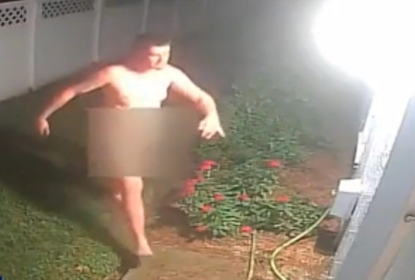 Hombre desnudo con un hacha fue grabado en VIDEO intentando entrar a una casa en Florida