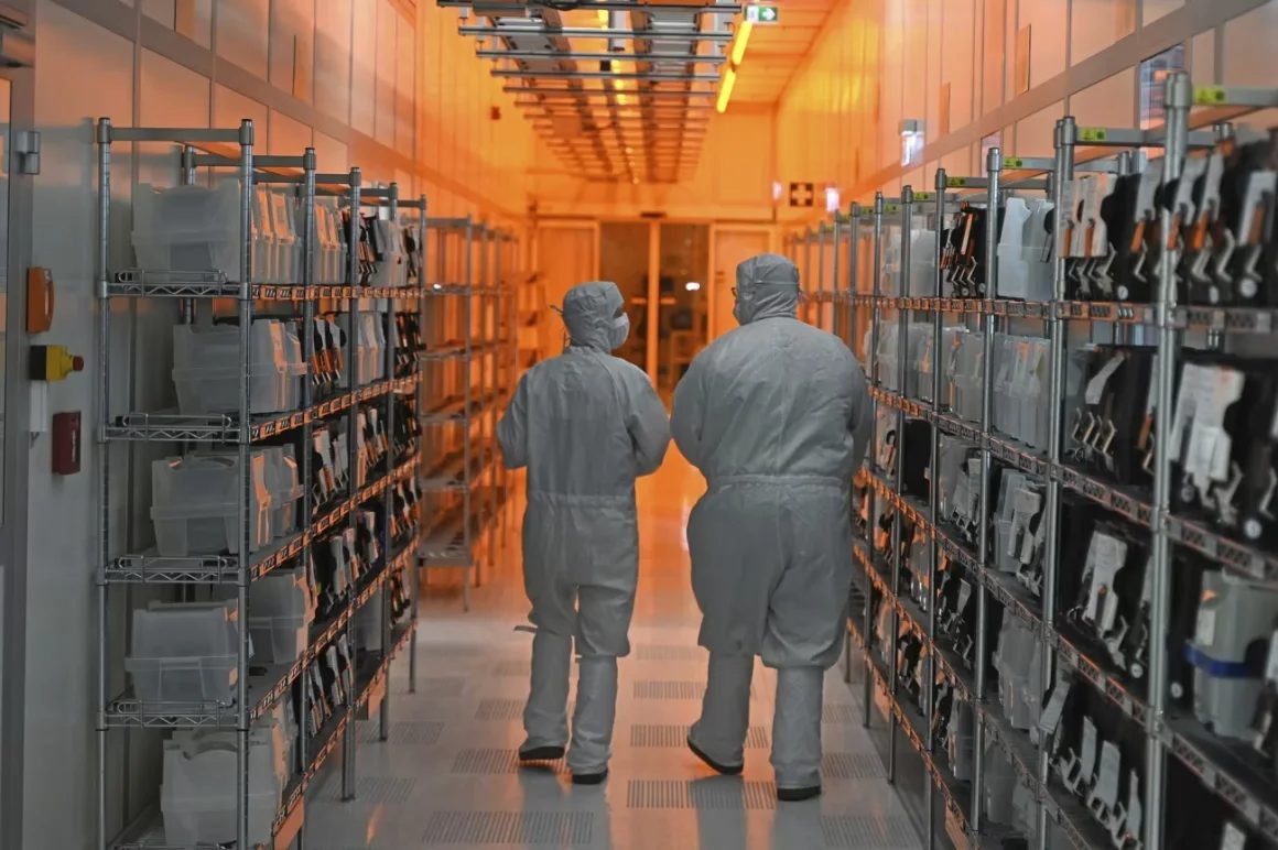 Disputa entre EEUU y China por fabricante de chips detendría producción de vehículos a nivel mundial