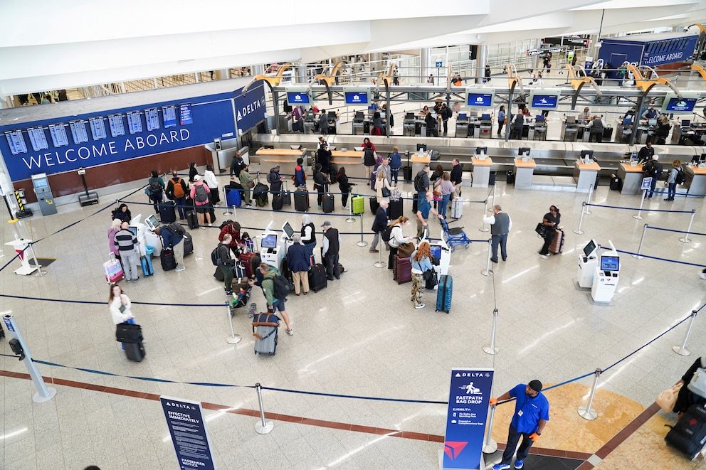 Frustraron intento de tiroteo masivo en aeropuerto de EEUU: sospechoso llevaba un rifle AR-15