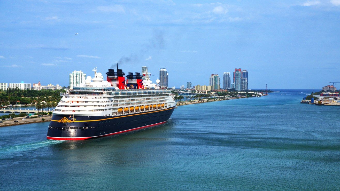 Niña pequeña cayó al mar desde un crucero de Disney cuando su madre intentaba tomarle una foto