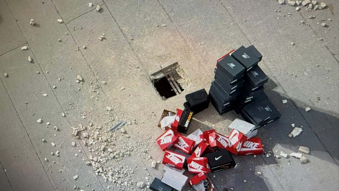 Ladrones perforaron techo y robaron miles de dólares en zapatos deportivos de centro comercial en Florida