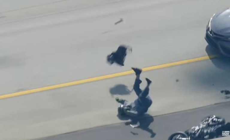 Intentó escapar en moto de la policía por autopista de Los Ángeles, pero tuvo un desenlace trágico (VIDEO)