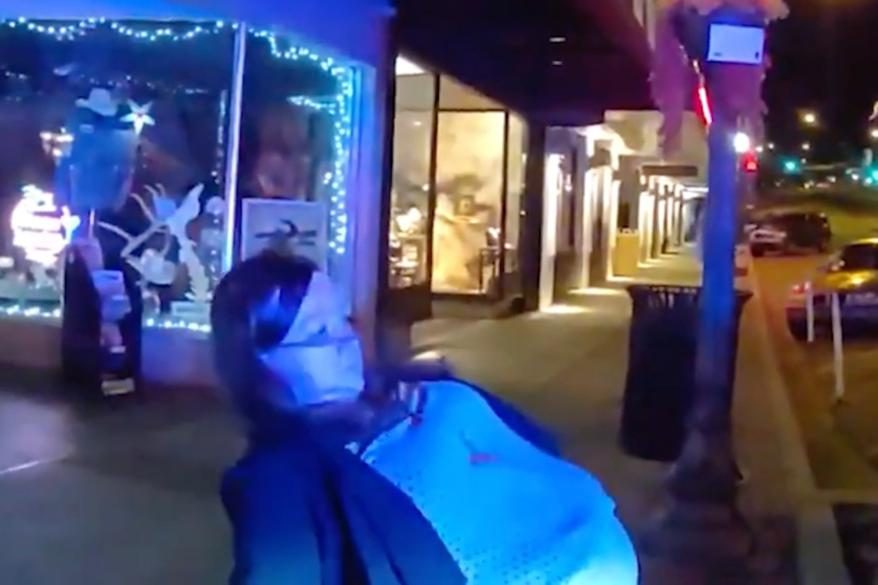 VIDEO: Jueza de Arizona fue sorprendida en estado de ebriedad y orinando en plena calle