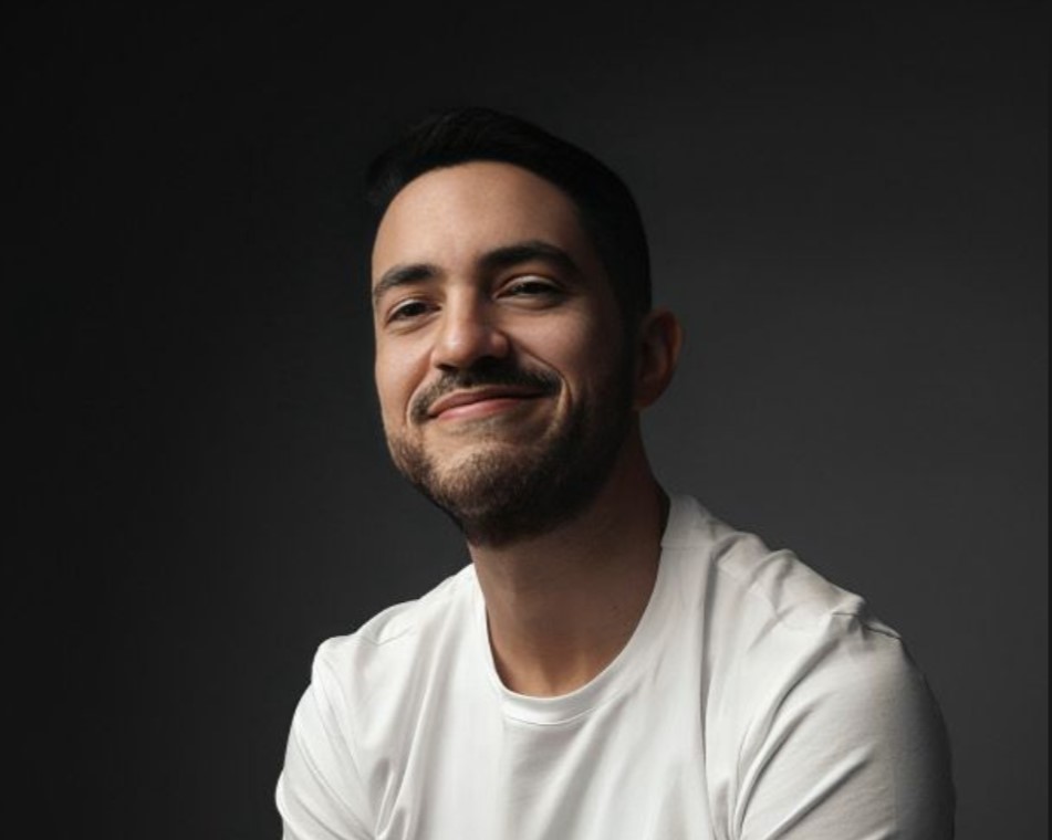 DJ venezolano Félix Ávila transforma su experiencia en conocimiento con el lanzamiento de su libro “DJ de Cero a Cien”