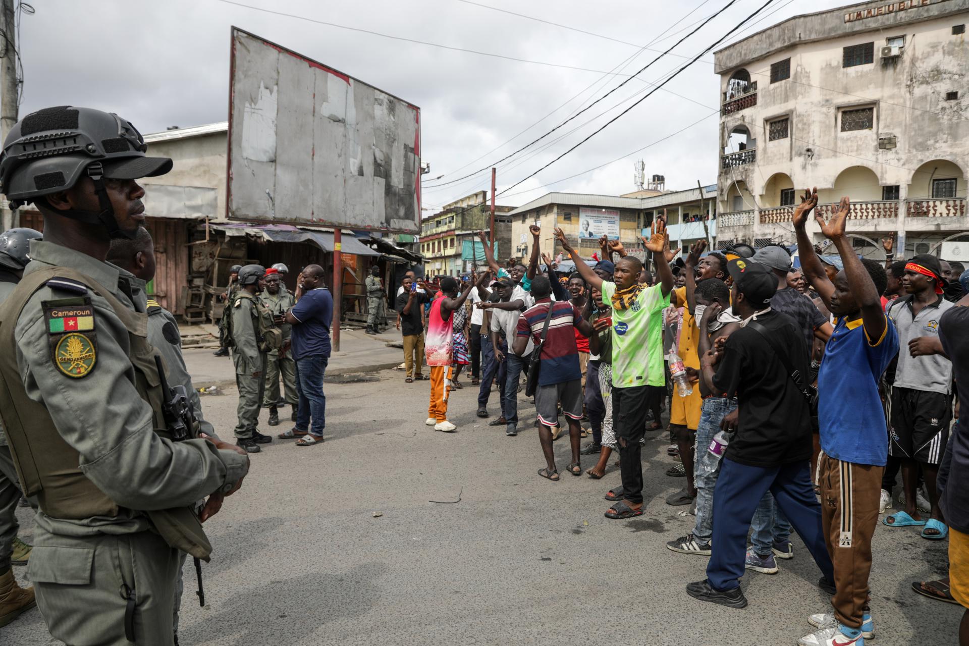 La represión mancha de sangre las calles tras fraude electoral en Camerún