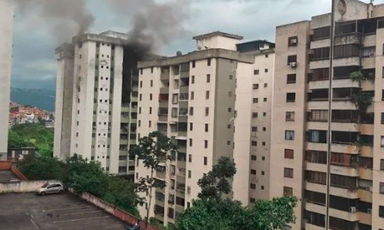 Devastador incendio en edificio de Lomas del Ávila en Caracas obligó a evacuar a más de 140 personas