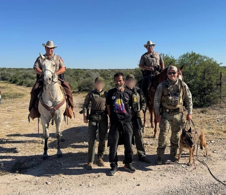 Operación "Lone Star": el insólito rastreo con caballos y perros para capturar a un migrante en Texas