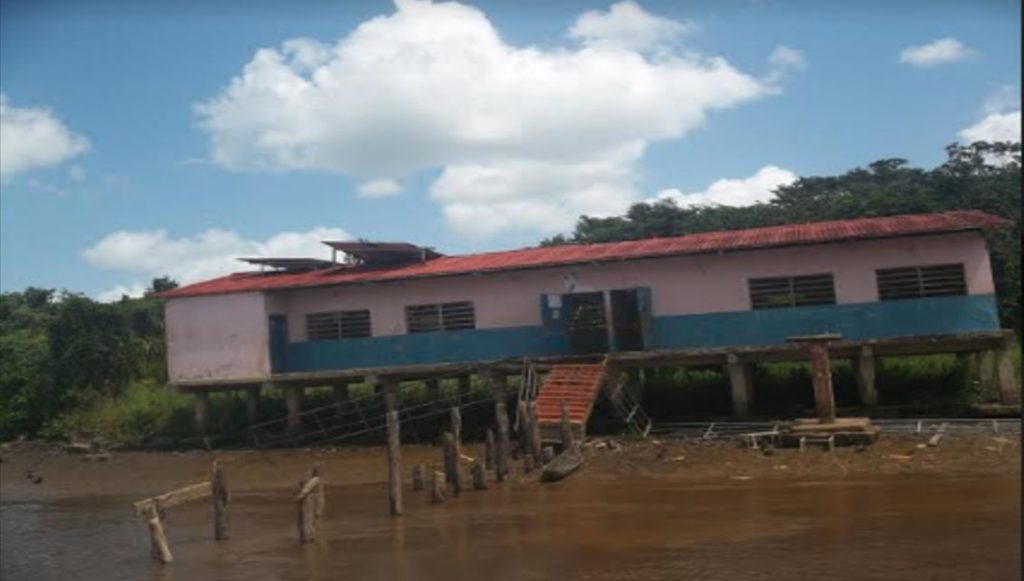 Crecida del río Orinoco arrastró los pupitres y pizarras de una escuela en Tucupita