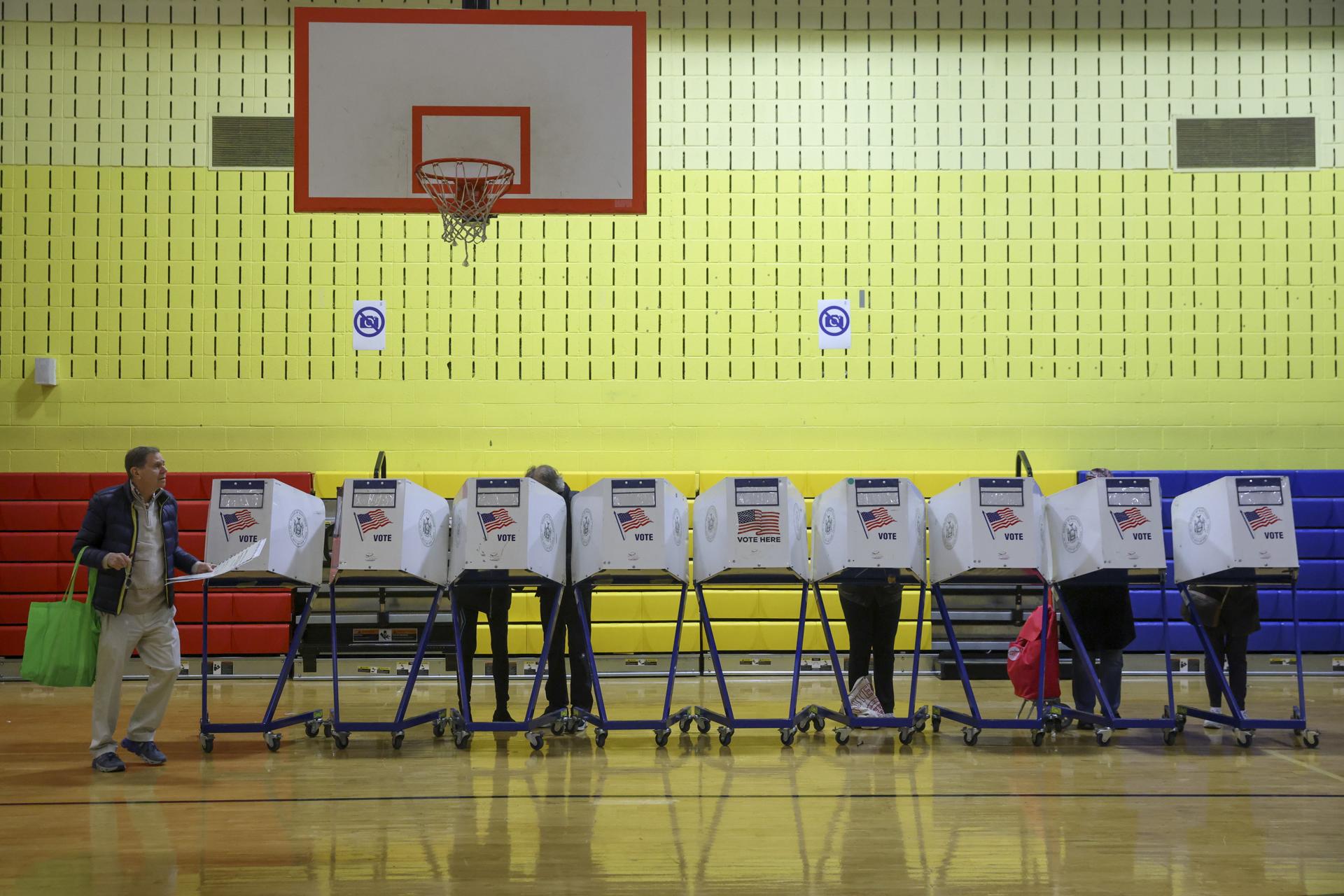 Los latinos, clave en los comicios neoyorquinos, votarán por quien solucione sus problemas