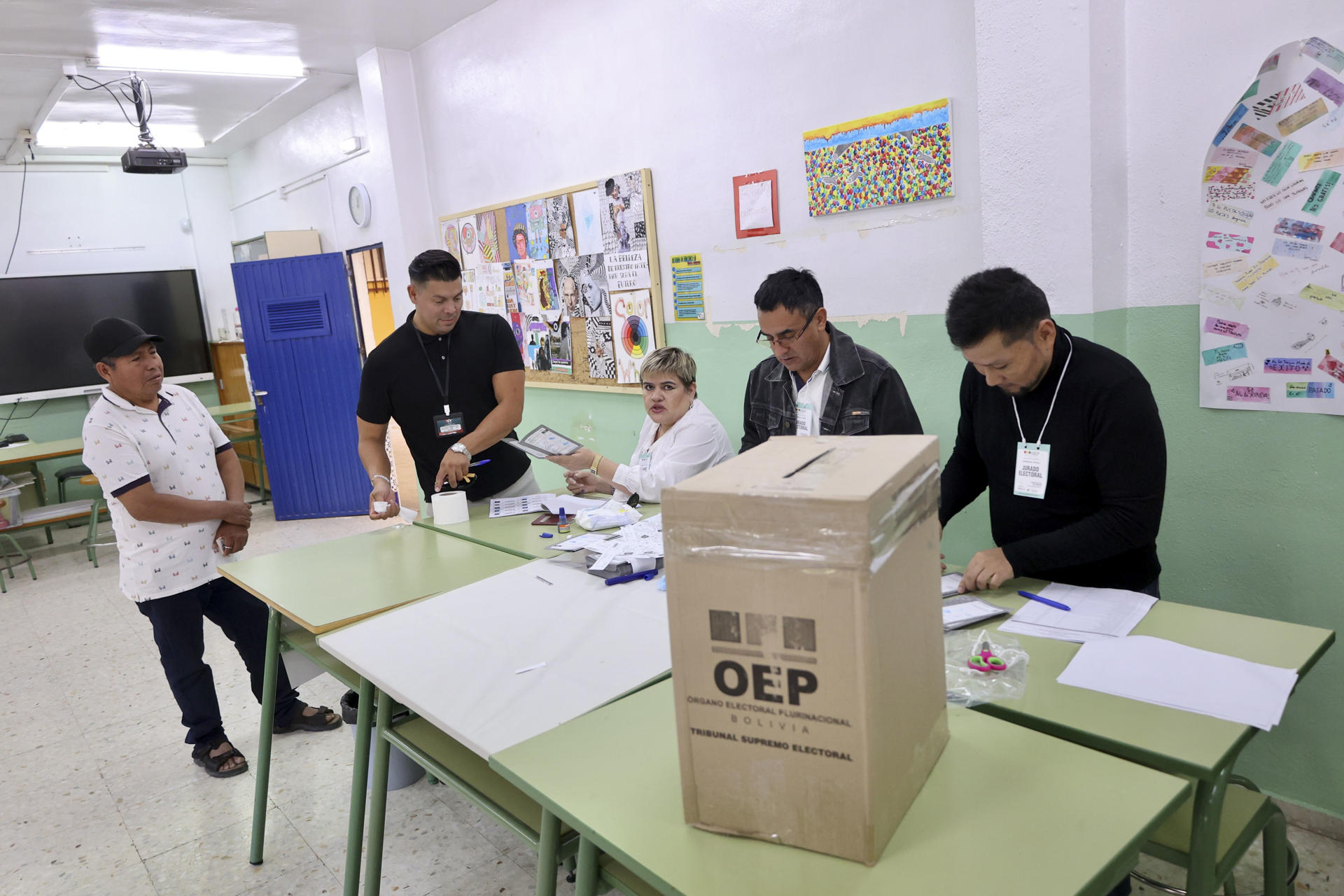 Segunda vuelta en Bolivia avanza con "absoluta normalidad", según el Tribunal Electoral