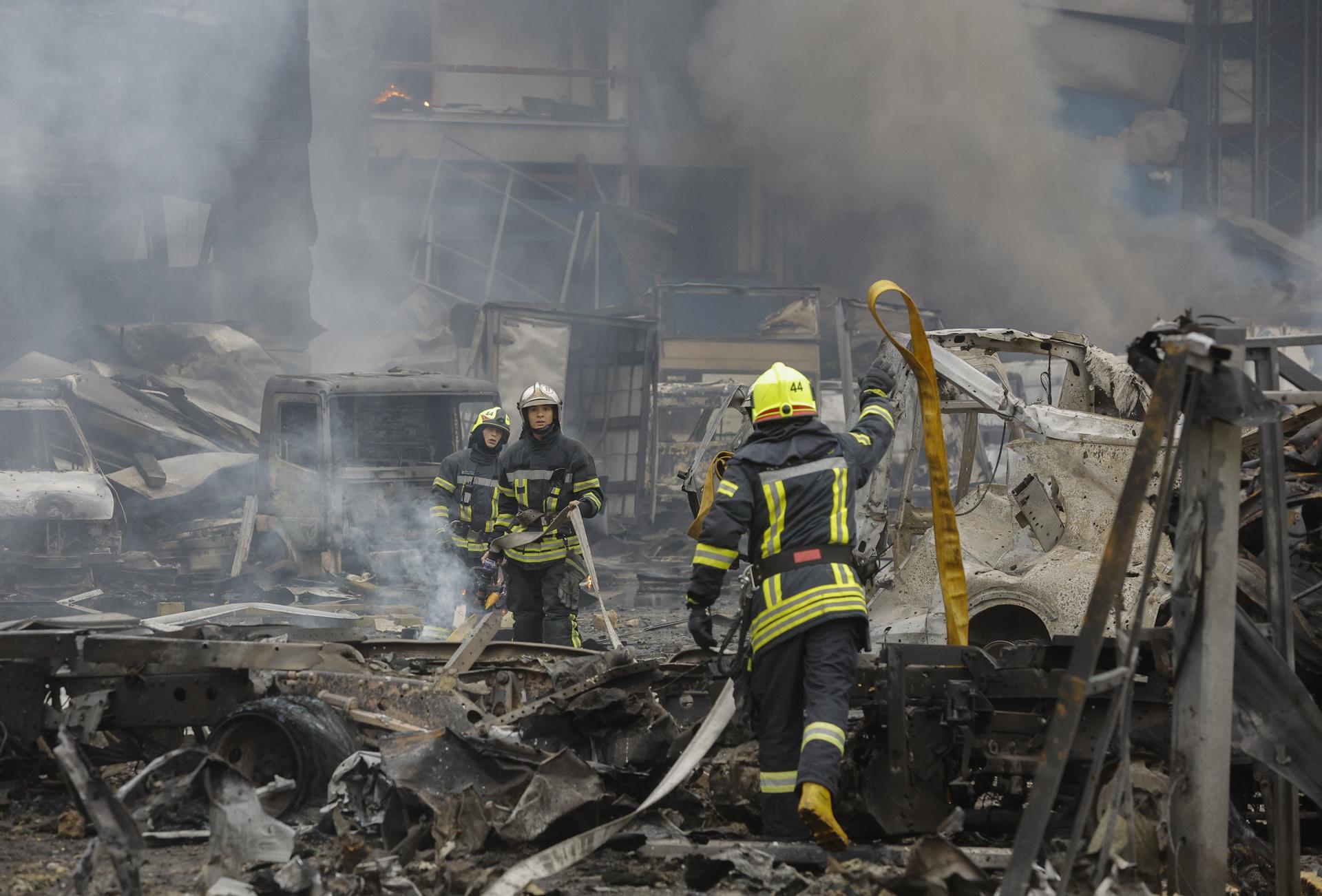 Ataque nocturno ruso dejó múltiples muertos y heridos en zonas residenciales de Ucrania