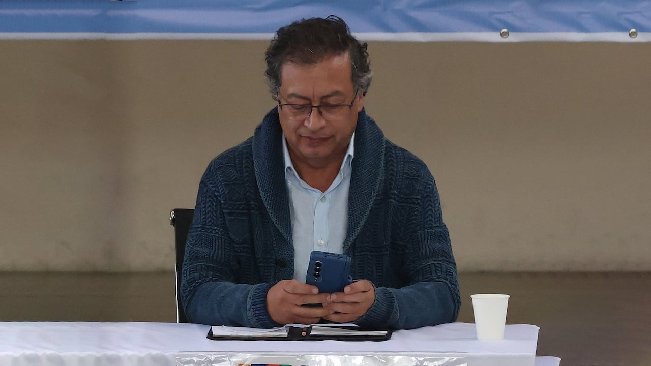 Gustavo Petro, en lugar de gobernar, no suelta el teléfono para escribirle a María Corina Machado