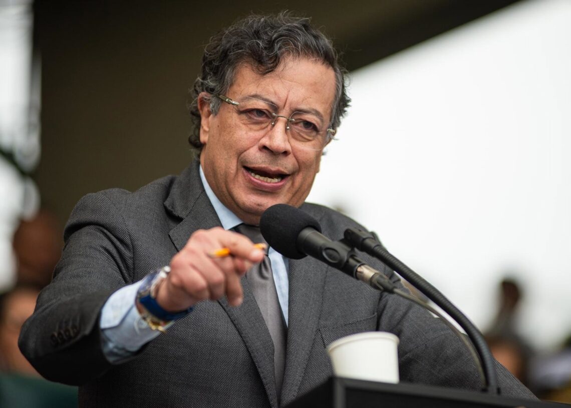 Petro sigue sin encontrar la manera de enmendar su 'metida de pata': "yo no defiendo a Maduro"