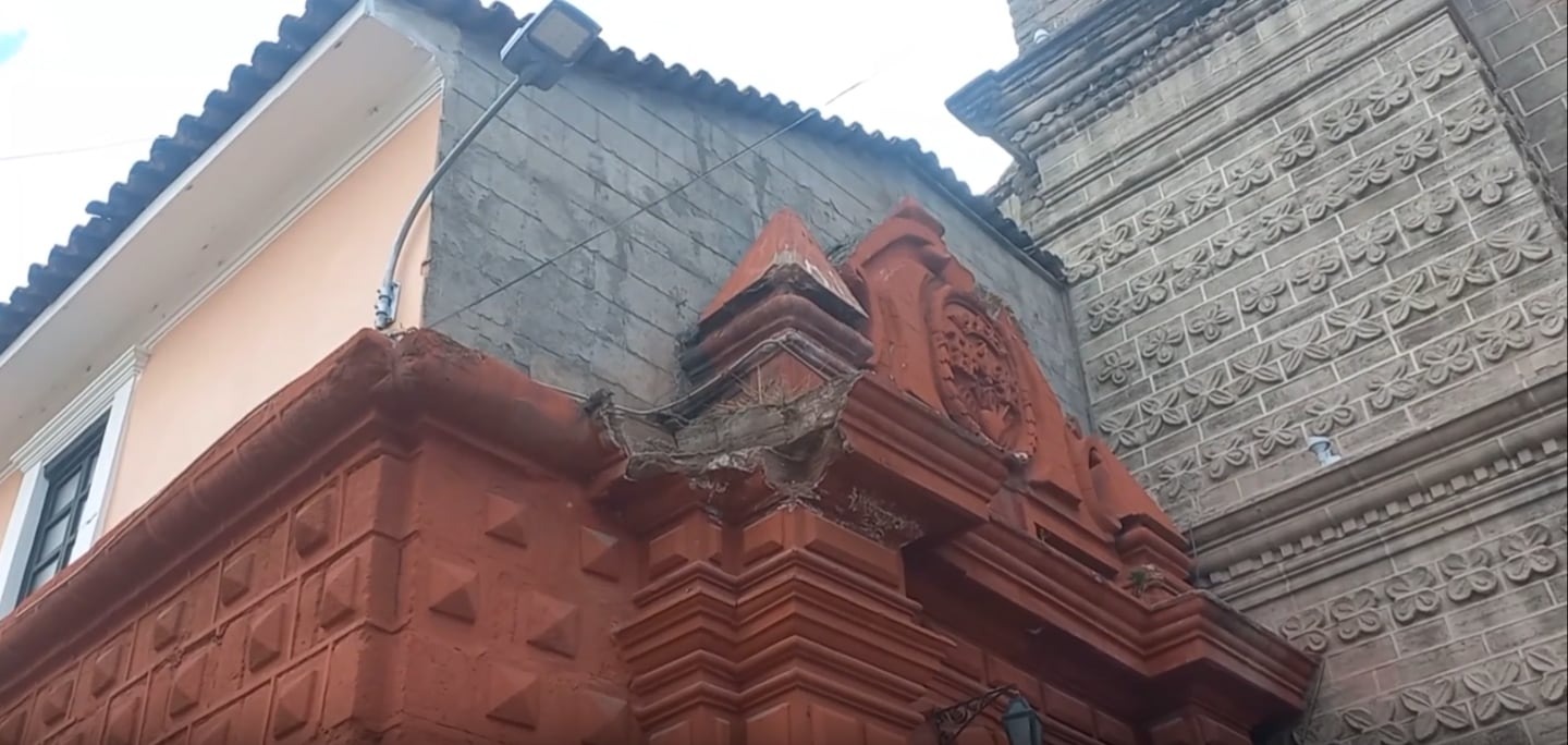 Mujer perdió la vida luego de que le cayera encima un pedazo de mampostería de una iglesia (VIDEO)