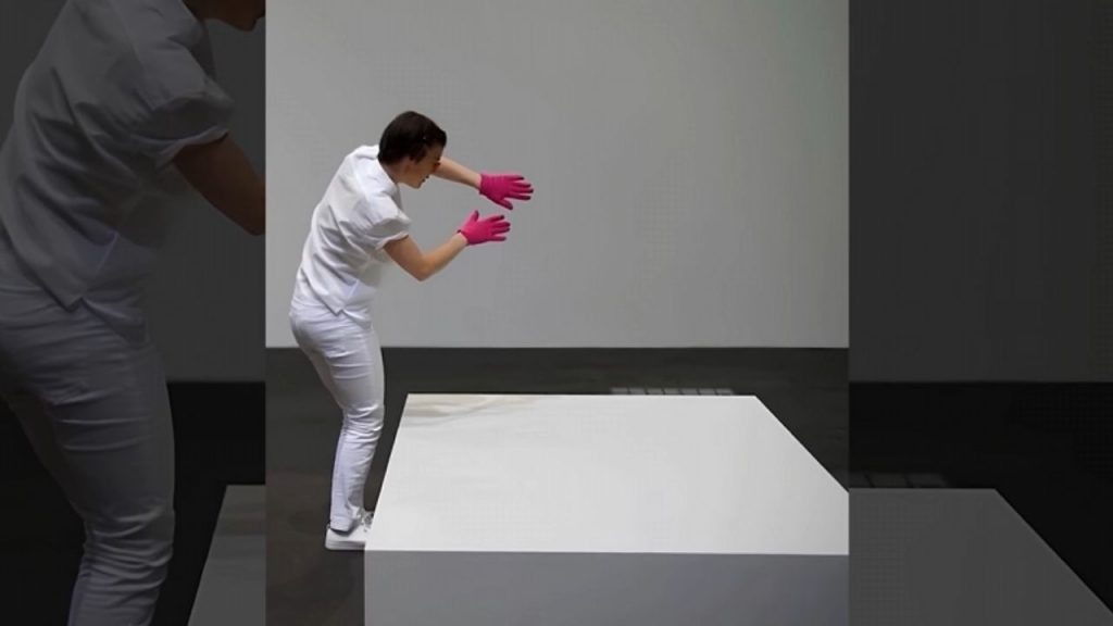 ¡Insólito! Un escultor vendió una estatua "invisible" por 17 mil dólares