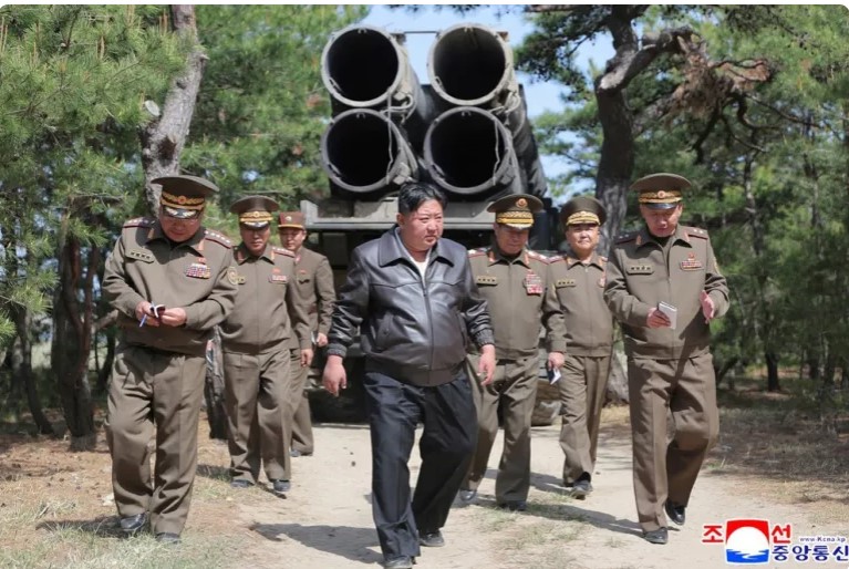 Kim Jong-un presume de su músculo bélico y promete mostrarlo en el aniversario del partido único