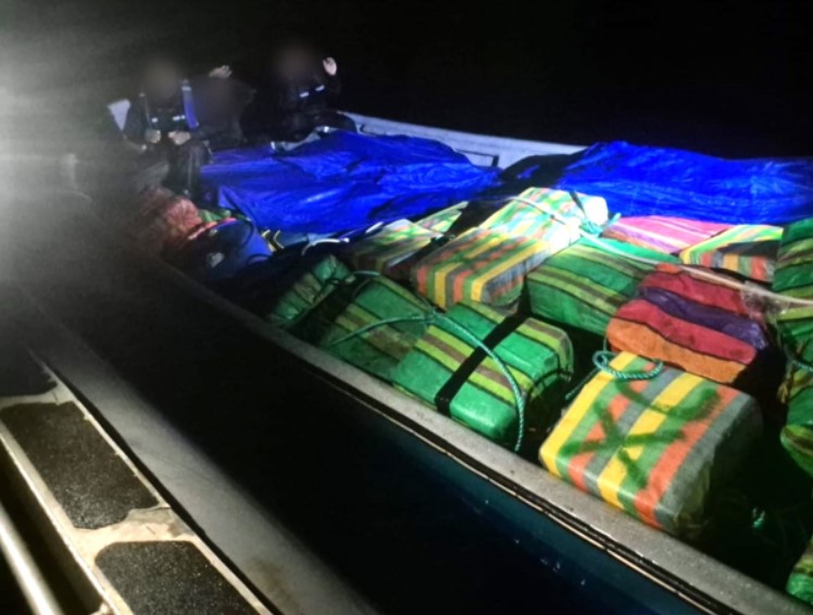 Armada colombiana incauta casi tres toneladas de cocaína en una lancha rápida del Pacífico