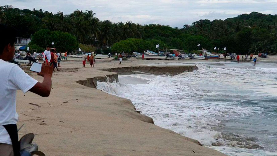 Playas en Lechería se mantendrán cerradas por 24 horas más por mar de fondo