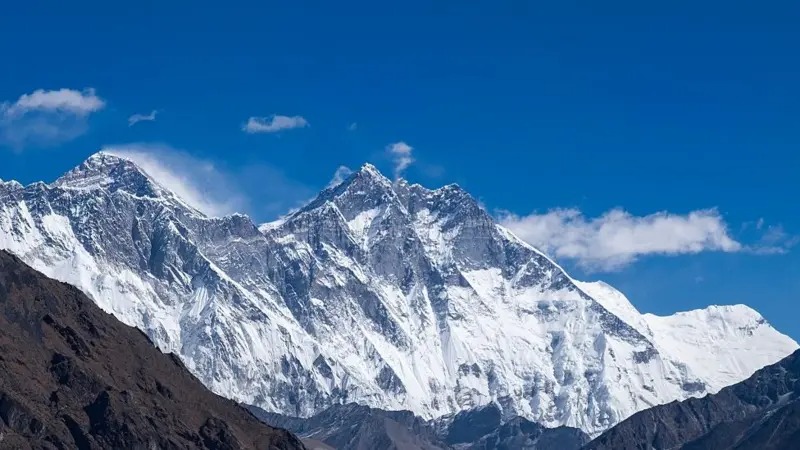 Helicóptero que participaba en una misión de rescate en el Everest se estrelló y se partió en dos (VIDEO)
