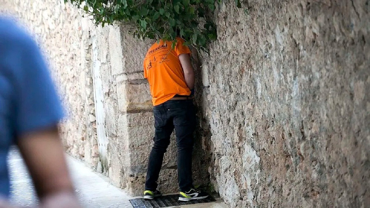 Atento: La fuerte multa que están aplicando en Caracas por orinar en la calle