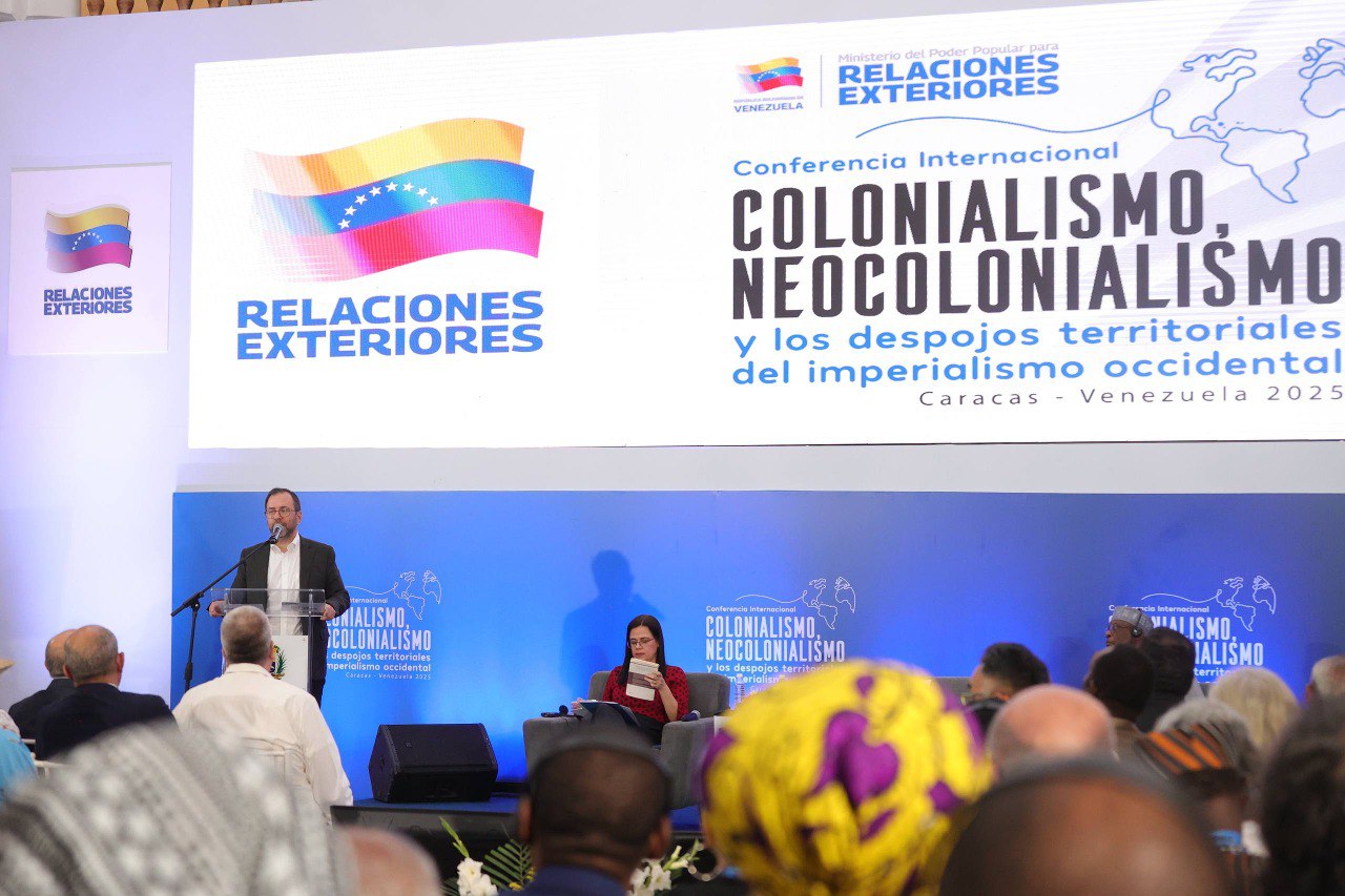 Yván Gil habla de "fantasmas coloniales" mientras el músculo militar de EEUU en el Caribe le quita el sueño