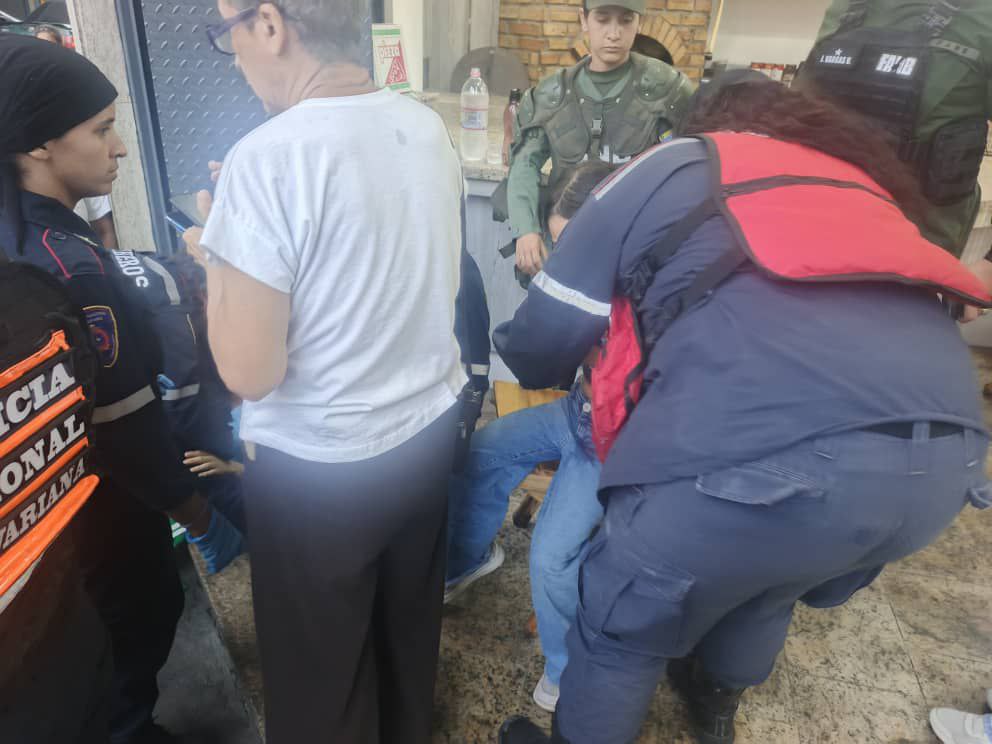 Motorizado de 16 años arrolló a una madre y su hija en plena avenida Baralt (FOTOS)