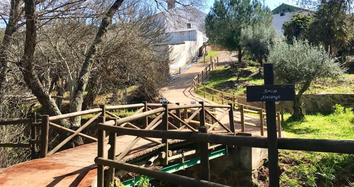 El puente más corto del mundo: conecta dos países en menos de seis metros y cambia la hora al cruzarlo