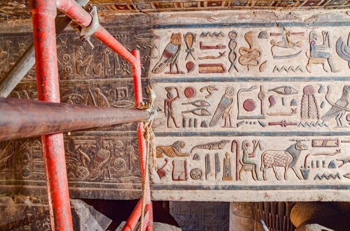 Descubrieron inscripciones en color al limpiar un templo egipcio de hace 2000 años