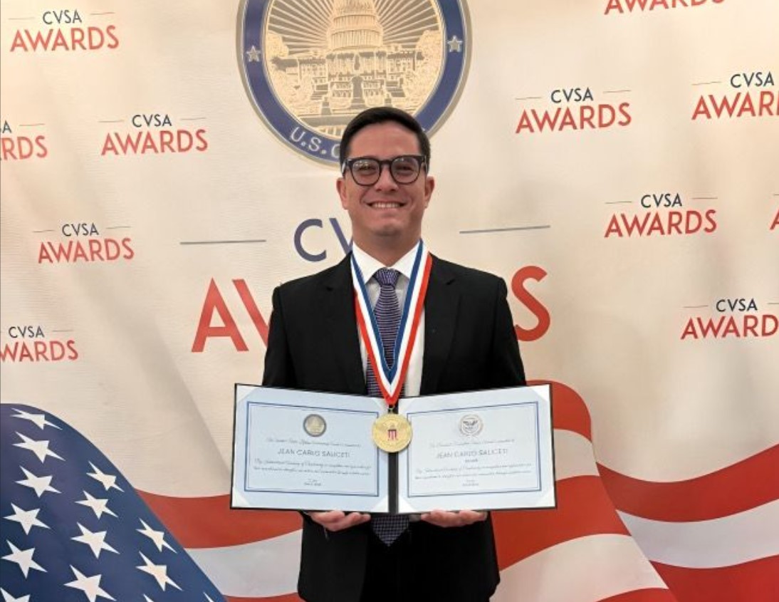 Jean Carlo Salicetti recibió la Medalla Presidencial al Servicio Voluntario en los Lifetime Achievement Award