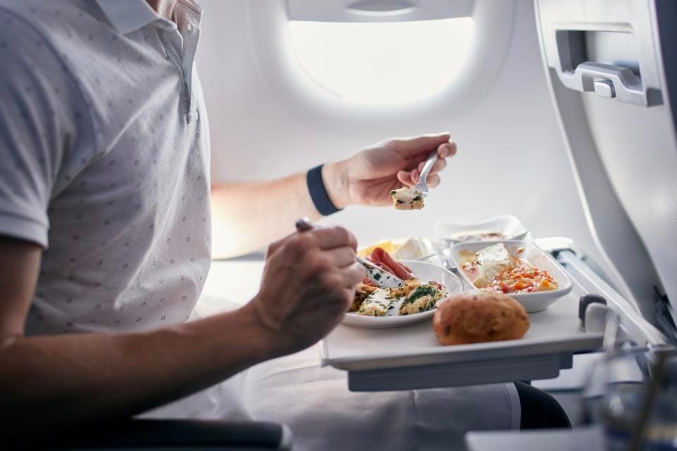 Tragedia en las alturas: Pasajero de un vuelo murió repentinamente tras un error en la comida que le sirvieron