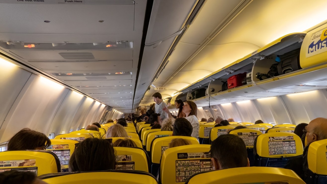Despedida de soltero en un avión provocó un aterrizaje de emergencia: revelan qué fue lo que ocurrió (VIDEO)