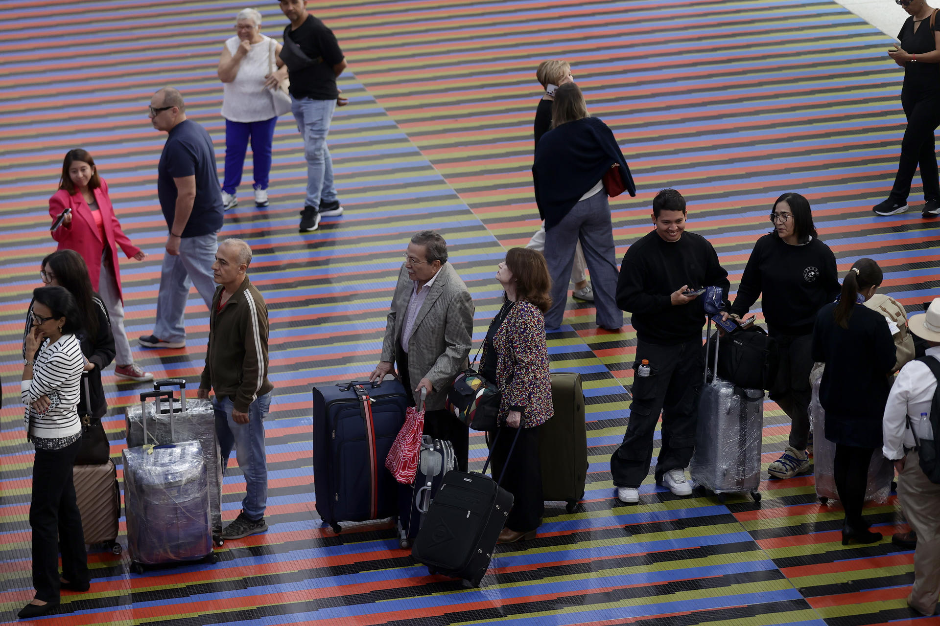 El cierre de rutas aéreas impuesto por el régimen de Maduro deja varados a miles y profundiza el aislamiento de los venezolanos