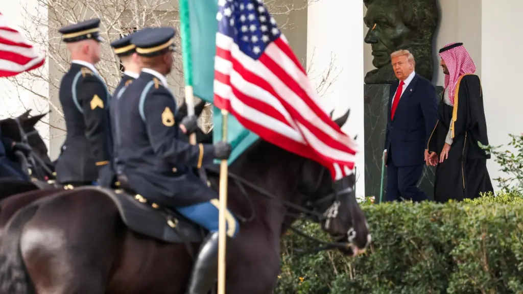 Trump recibe al príncipe saudí en la Casa Blanca con los máximos honores, cazas y caballos