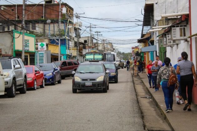 Vender empanadas o artesanías: padres en Tucupita se las ingenian para cubrir el pasaje de sus hijos