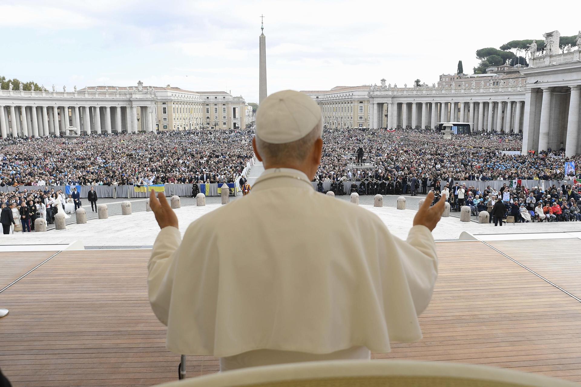 El Vaticano publicó documento que justifica la monogamia ante los divorcios y el poliamor