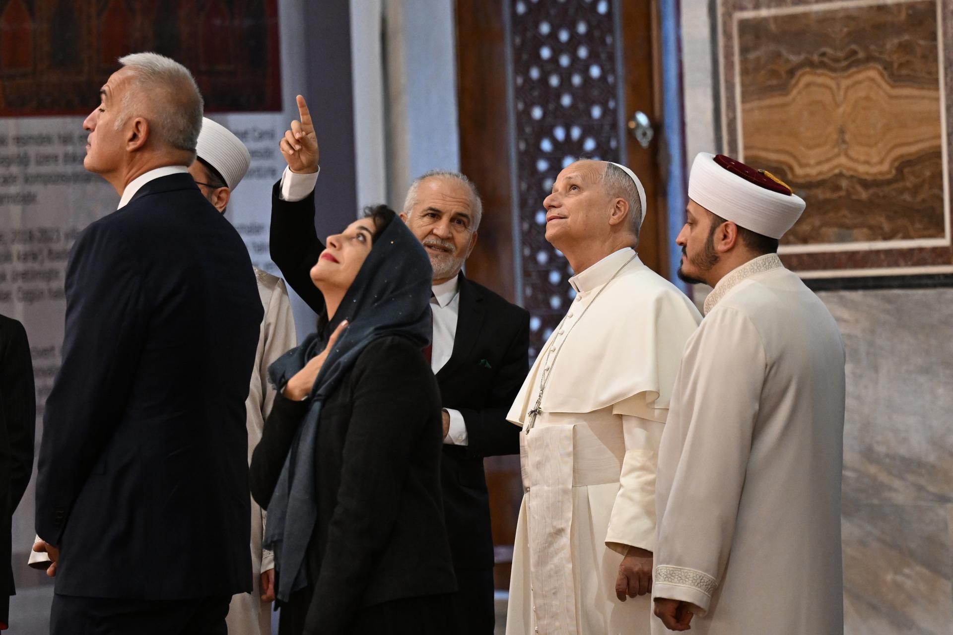 El papa León XIV entró en la Mezquita Azul de Estambul, pero no rezó